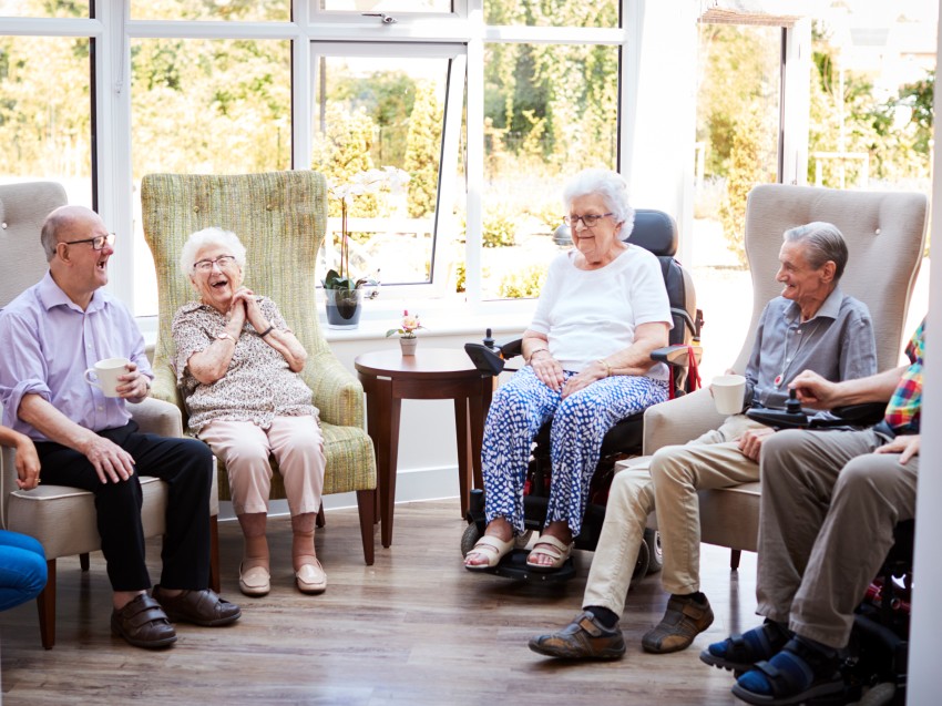 Szczęśliwi seniorzy w bezpiecznym domu seniora